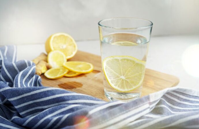 Korzysci płynące z picia wody z cytryną – dlaczego warto sięgać po ten napój