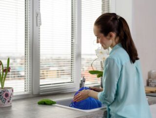 Jak wiosennie posprzątać żaluzje, rolety, plisy i panele okienne?