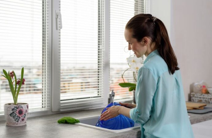 Jak wiosennie posprzątać żaluzje, rolety, plisy i panele okienne?