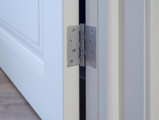 Jak wyciszyć drzwi wejściowe? Sposoby na hałasy dochodzące z korytarza.