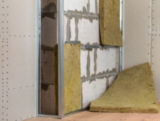 Wykorzystanie materiałów do konstrukcji szkieletowej wewnętrznych ścian działowych domu