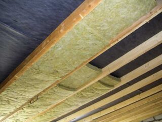 Wybór materiału do nowoczesnego sufitu drewnianego: deski, sklejka czy lamele? Pomysły na stylowy wystrój sufitu.