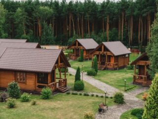 Domki ogrodowe z drewna jako całoroczne biuro – jak je dogrzać ekonomicznie