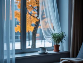 Gdy za oknem smog – kiedy warto otworzyć okna w salonie